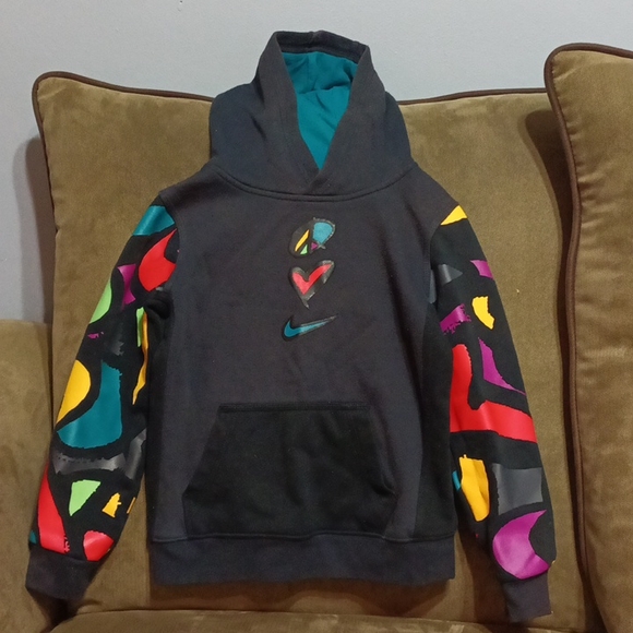 Nike boys multi color hoodie has patches that feel like leather. - Picture 12 of 17
